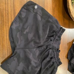 Lululemon size 4 camouflage black shorts hotty hot style low rise 4" like new